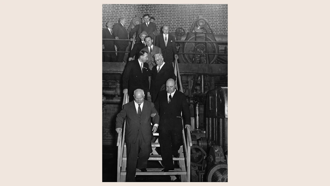 Juuso Walden sai usein isännöidä korkean tason vieraita. Neuvostojohtaja Nikita Hruštšev tutustui Jämsänkosken tehtaaseen vuonna 1957.​