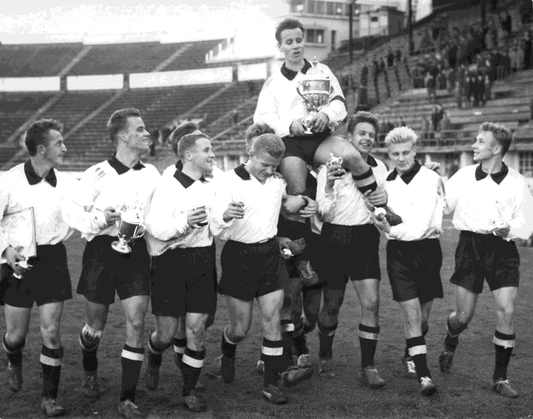 Valkeakosken Haka teki historiaa vuonna 1960 voittamalla ensimmäisenä joukkueena Suomessa tuplamestaruuden.