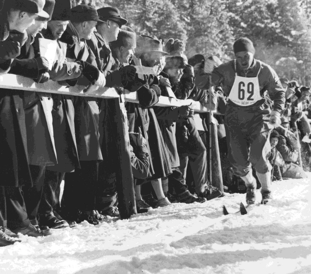 Yhtyneiden mies Veikko Hakulinen hiihti kolme olympia- ja kolme MM-kultaa vuosina 1952-60. Kuvassa käynnissä Lahden MM-hiihdot 1958.​