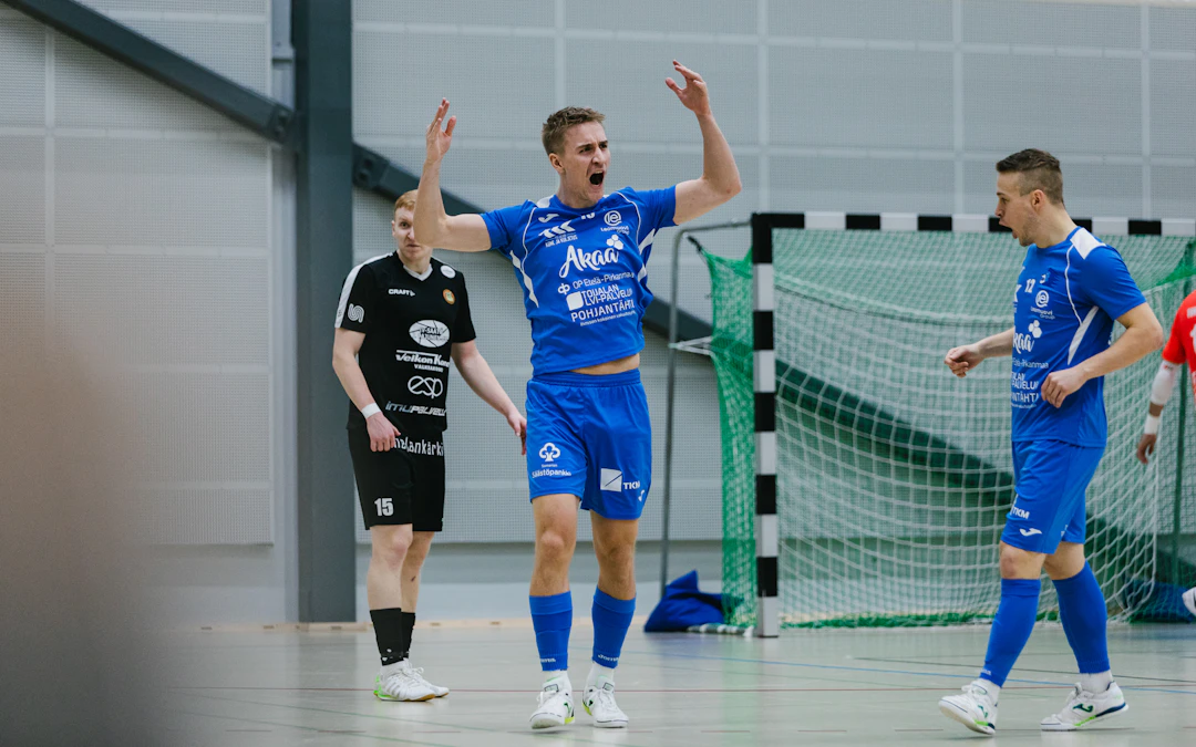Futsalpelaaja tuulettaa