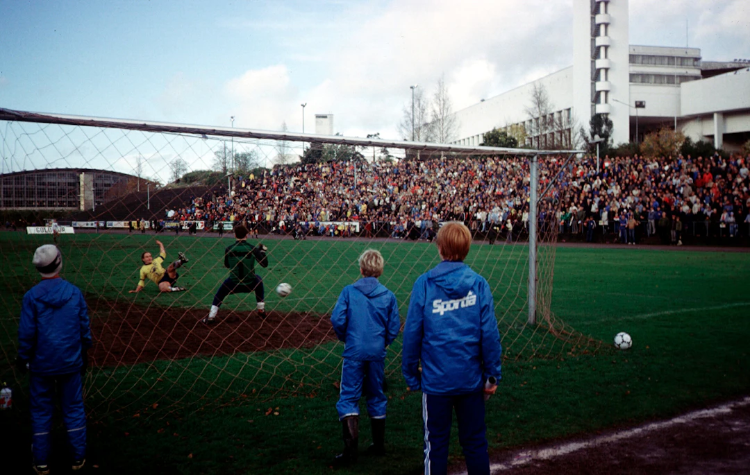 Atik Ismail maalinteossa Pallokentän cupfinaalissa 17.10.1981.