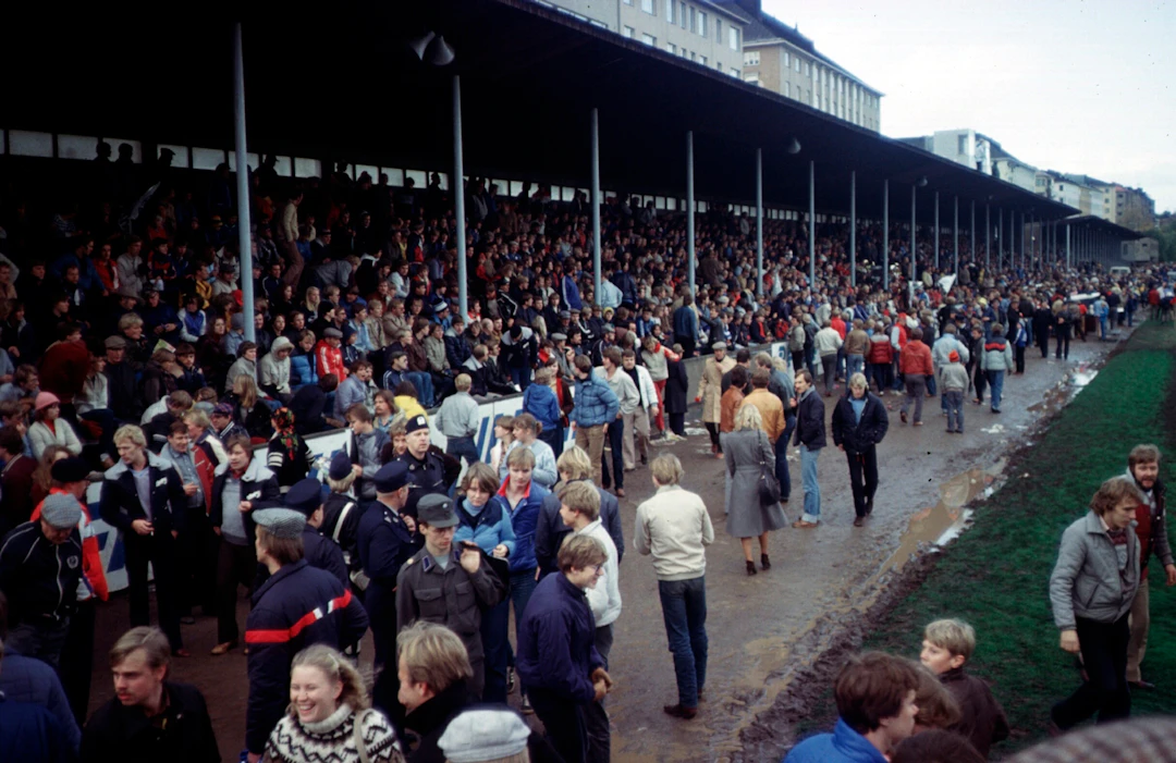 Pallokentän pääkatsomo 1981.