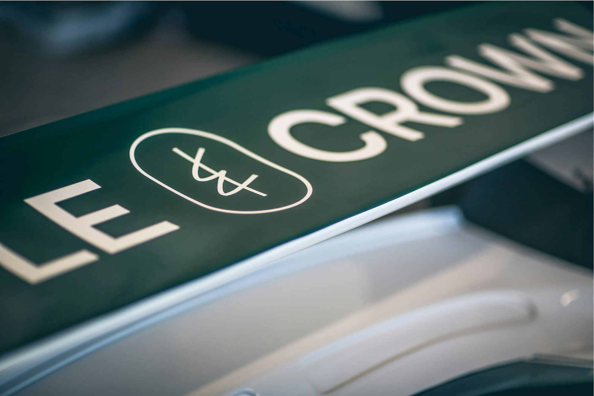 Spoiler branding sticker logo green racing Triple Crown Stuurmen