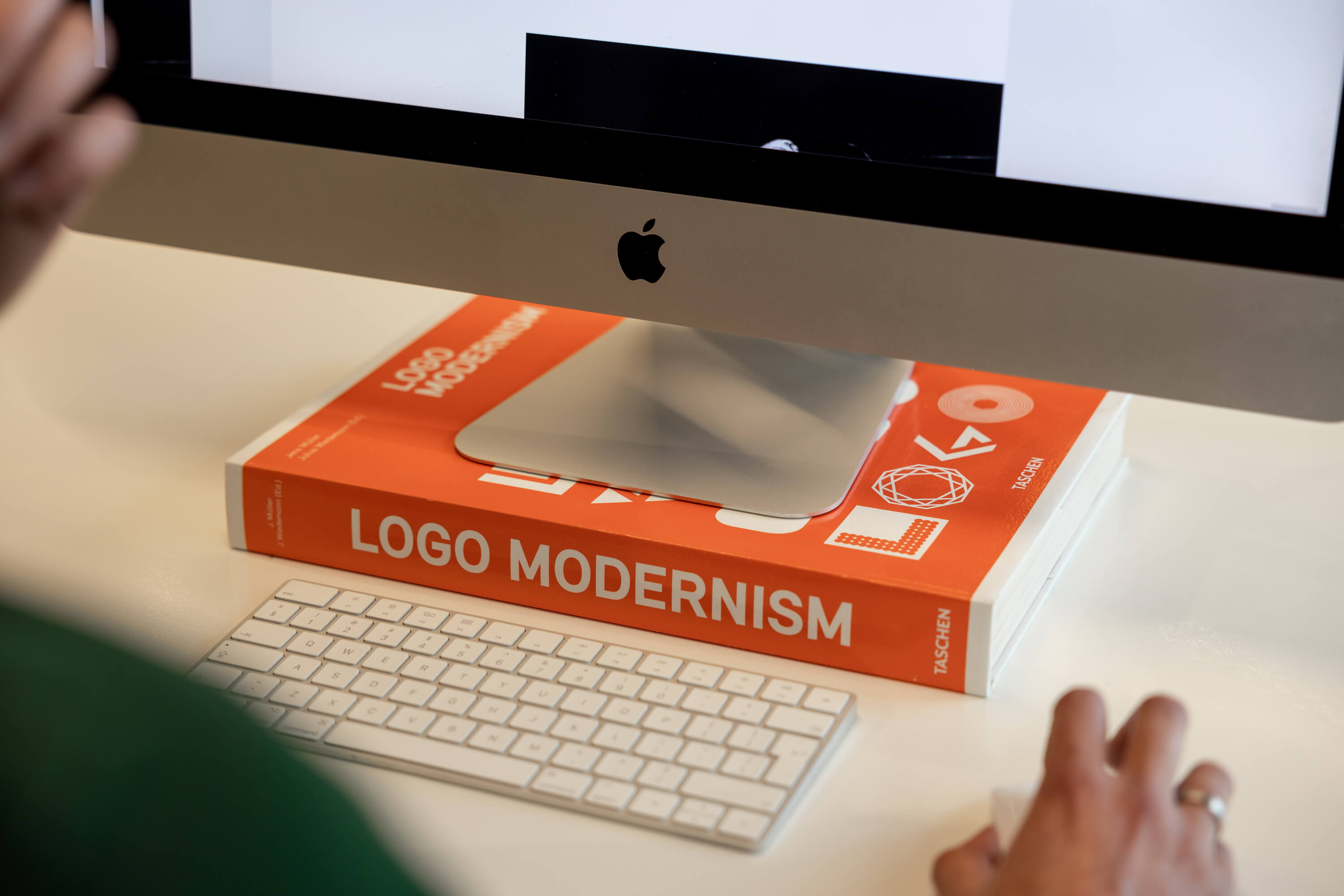 stuurmen-book-imac-keyboard-employee