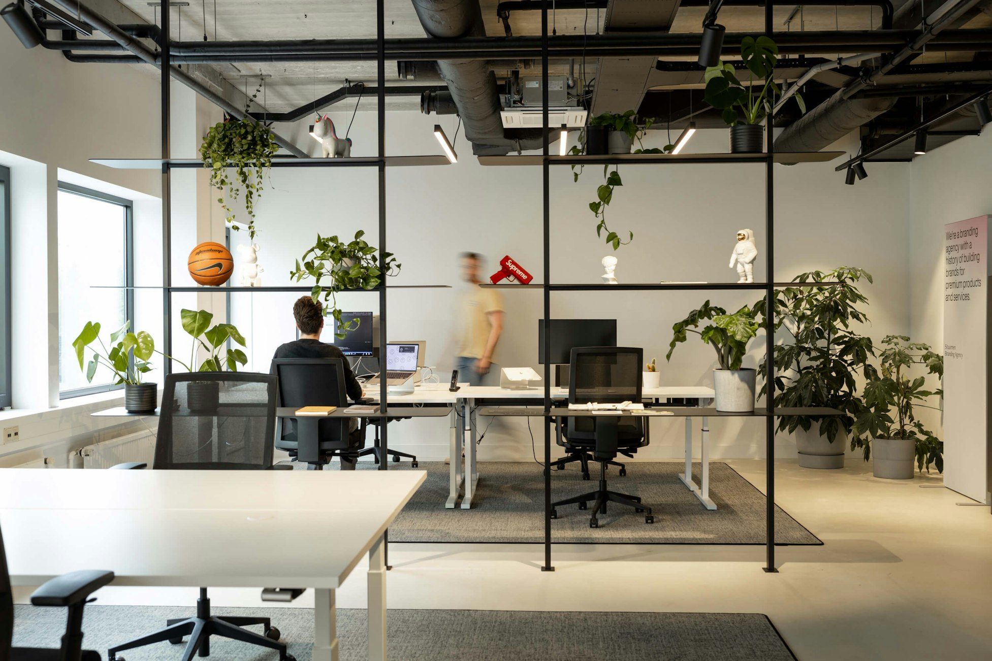 stuurmen-office-interior-people-walking