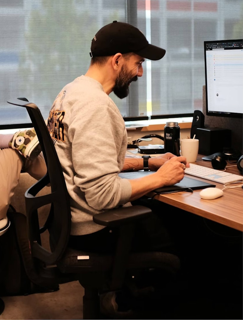 stuurmen-yune-man-behind-computer