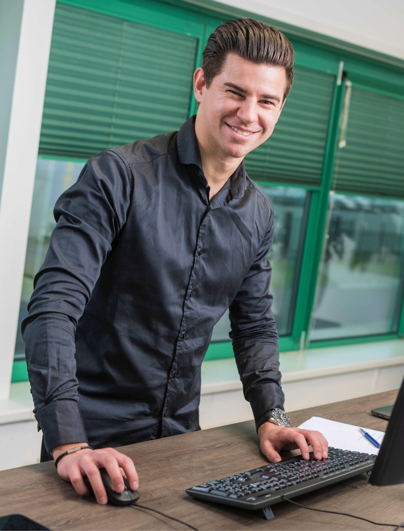 froster-portrait-employee-computer