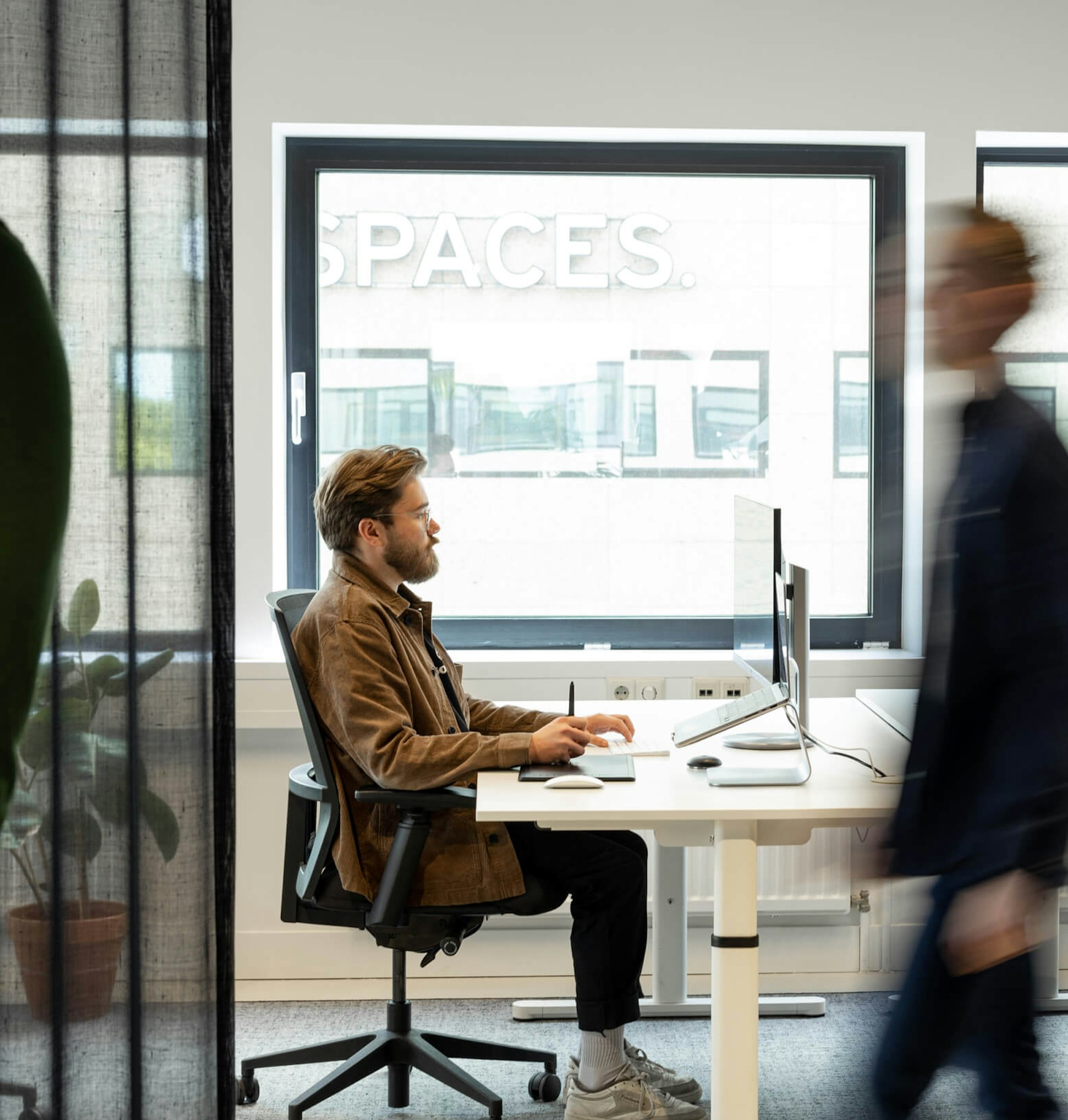 stuurmen-office-interior-people-walking