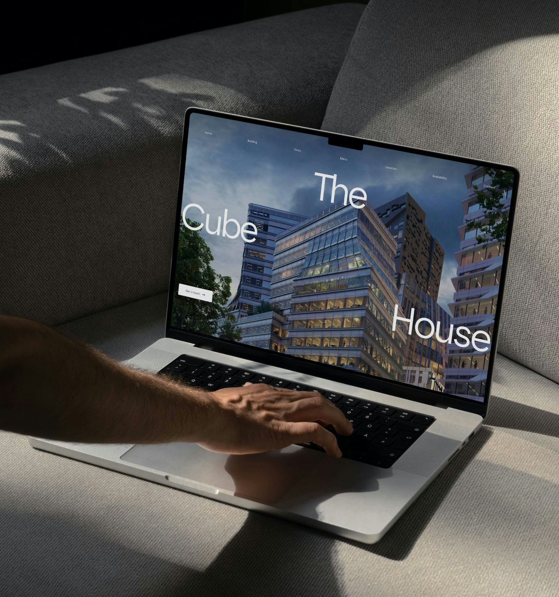Laptop met de website van The CubeHouse op het scherm