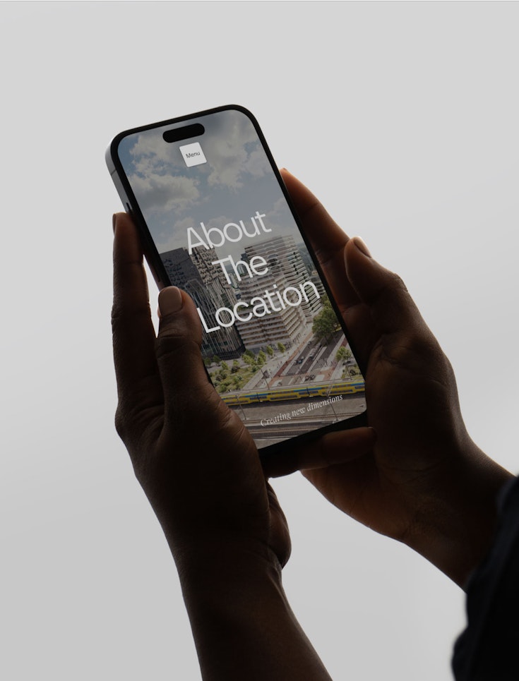 iPhone in hand met The CubeHouse website open op het scherm