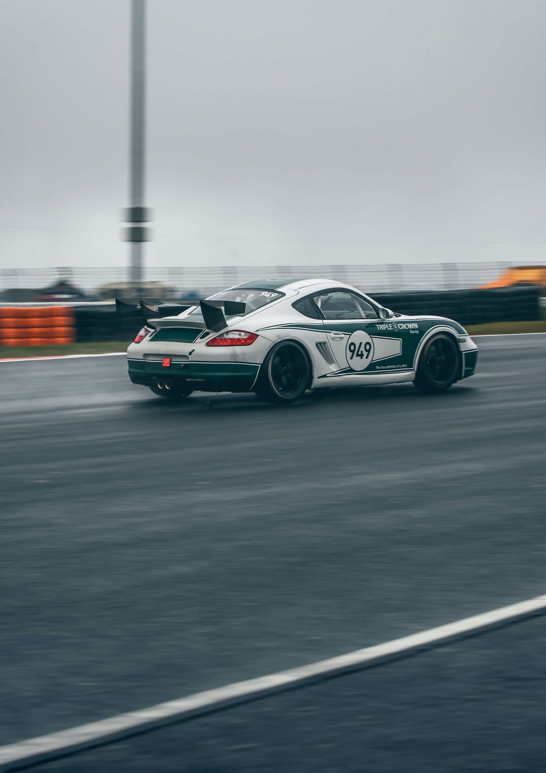 T&C project stuurmen hero afbeelding van auto race op circuit