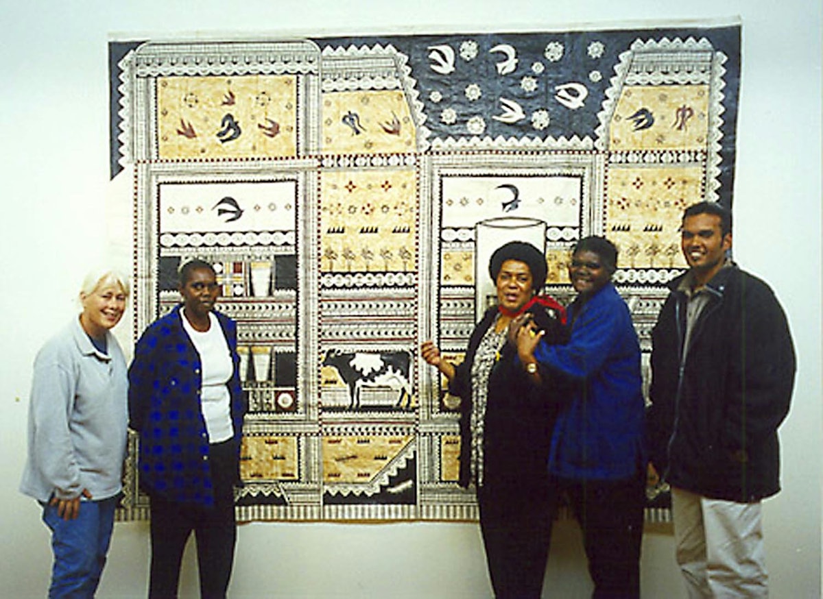 Artists Robin White and Leba Toki in front of the ‘Rewa Milk’ tapa at the Helen Maxwell Gallery, Canberra, Australia. They are with Naminapu, Aboriginal artist-in-residence at the School of Fine Arts at the Australian National University, her daughter Jennifer and her nephew Michael. (Left to right: Robin, Jennifer, Leba, Naminapu, Michael)