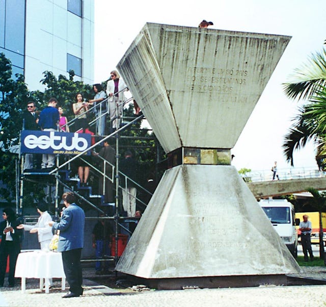 A "human Chain" is formed to deposit earth samples from 26 nations in the Peace Monument in Rio de Janeiro, bringing the total number of nations represented to nearly 150.