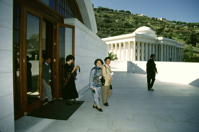 Participants in the conference to inaugurate the International Teaching Centre Building tour the new building on 14 January 2001.