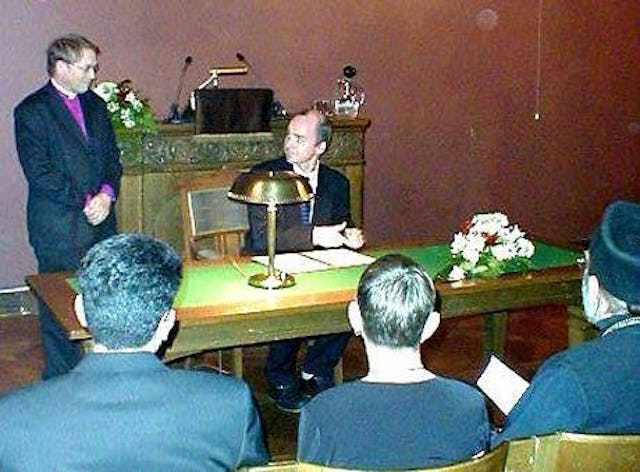 Representatives of 25 religions in Norway signed the Oslo Declaration on Freedom of Religion or Belief at a dignified ceremony held at the Norwegian Academy of Science and Letters on 8 November 2001.