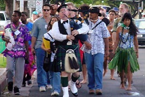 Among the highlights of the conference was a parade on 20 December, by some 600 participants, to the resting place of Agnes Baldwin Alexander, who first brought word of the Baha'i Faith to the Hawaiian Islands in December 1901.