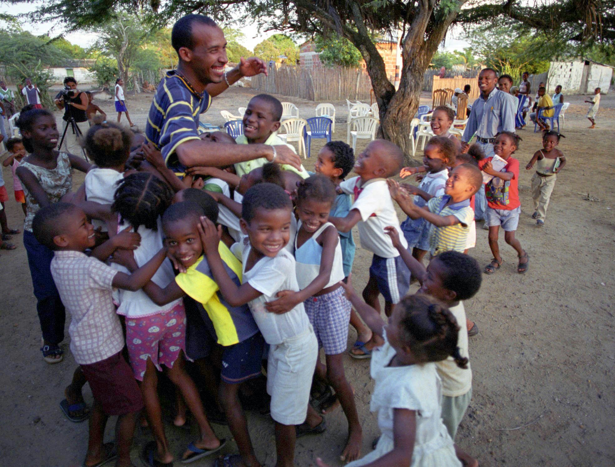 Children and their teacher in Colombia. (Photo: Ryan Lash)