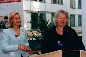Member of the European Parliament, Jean Lambert opens the exhibition. At left is Baha'i representative, Christine Samandari. (Photo: European Parliament)