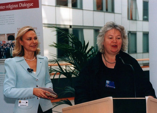 Member of the European Parliament, Jean Lambert opens the exhibition. At left is Baha'i representative, Christine Samandari. (Photo: European Parliament)