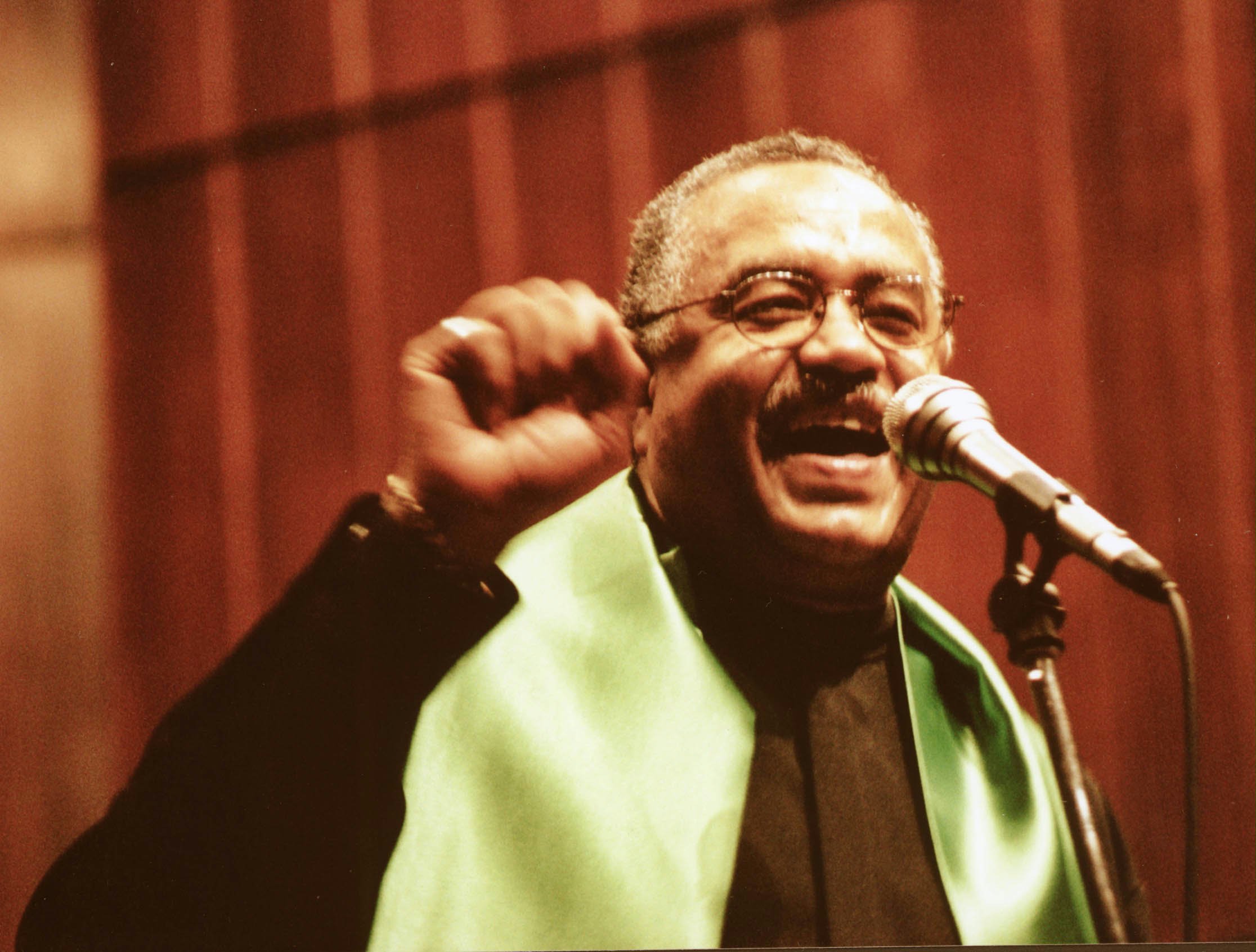 Van Gilmer singing up a storm. (Photo: Edit Kalman)