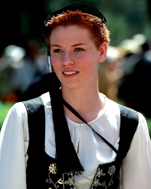 Woman from Iceland wearing national costume (Photo: Francisco Gonzalez)