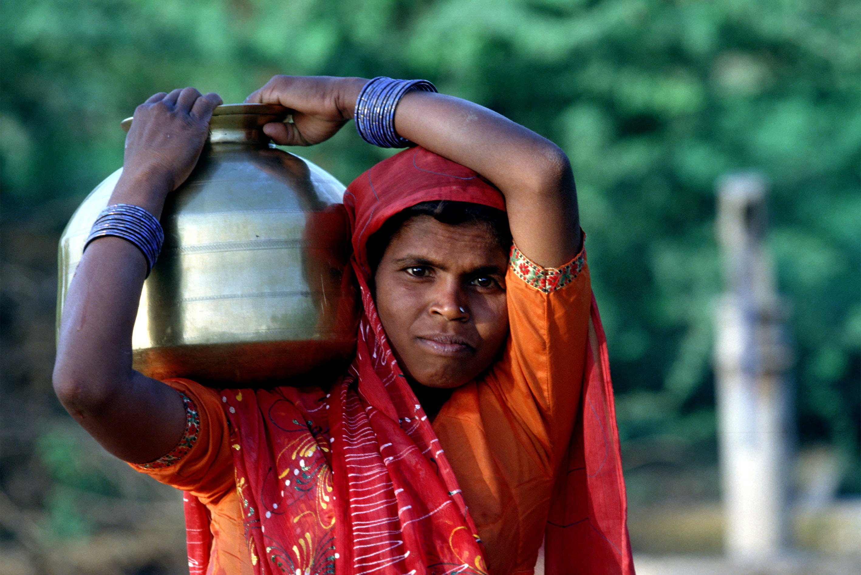 Dignity...an Indian woman carrying water. (Photo: Francisco Gonzalez)