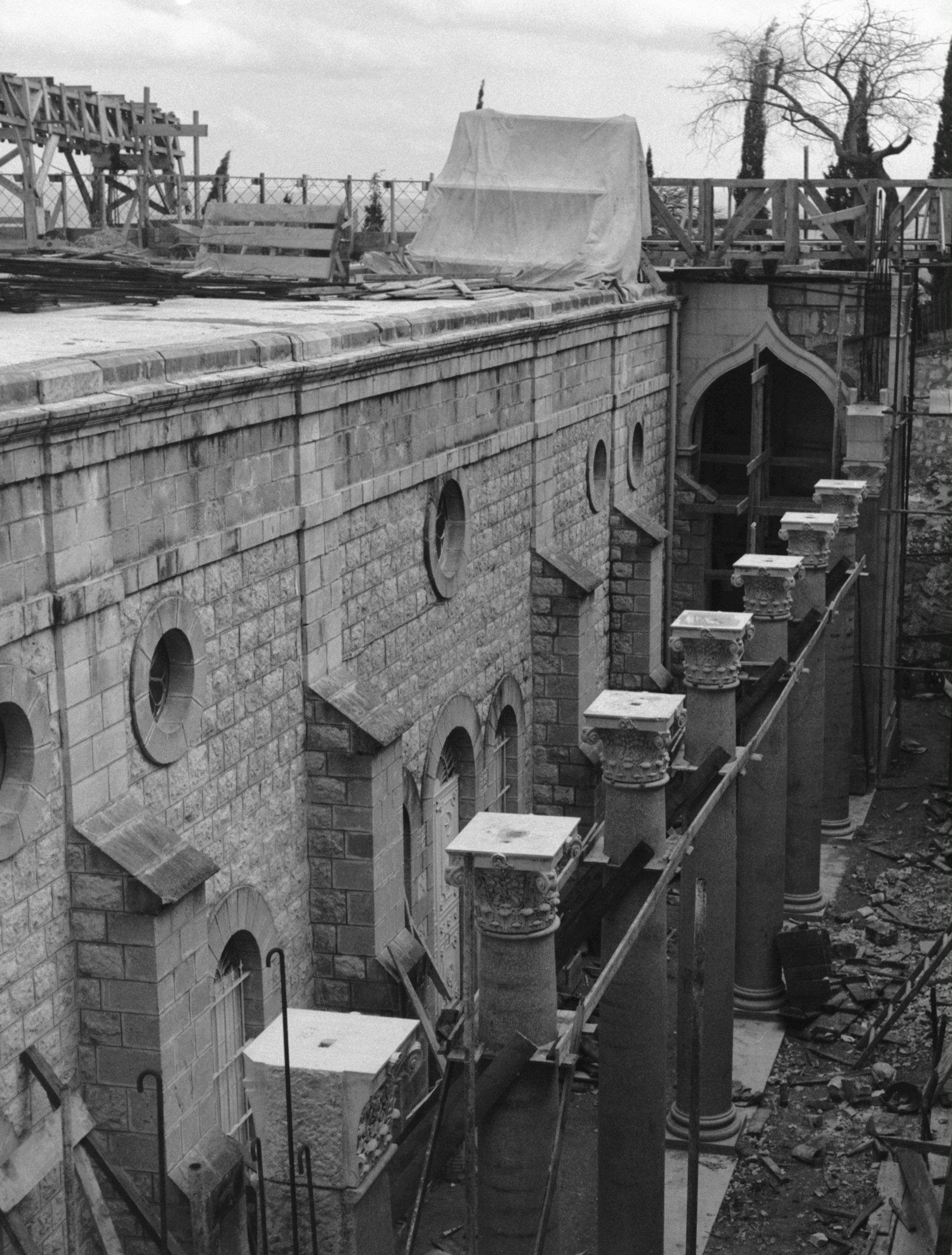 The colonnade under construction, 1950.