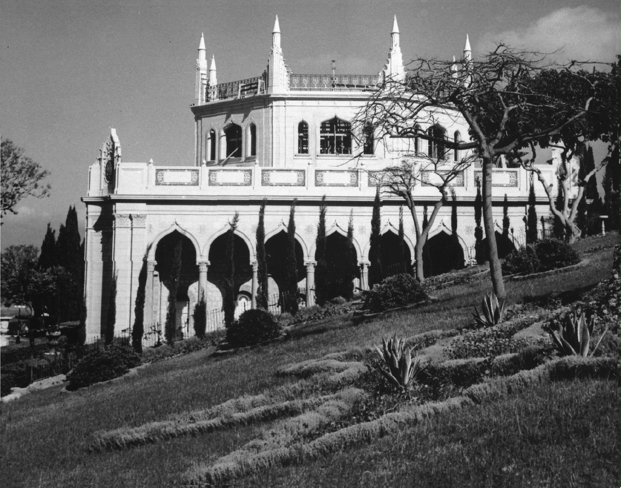 The octagon with its pinnacles and balustrade, 1952.