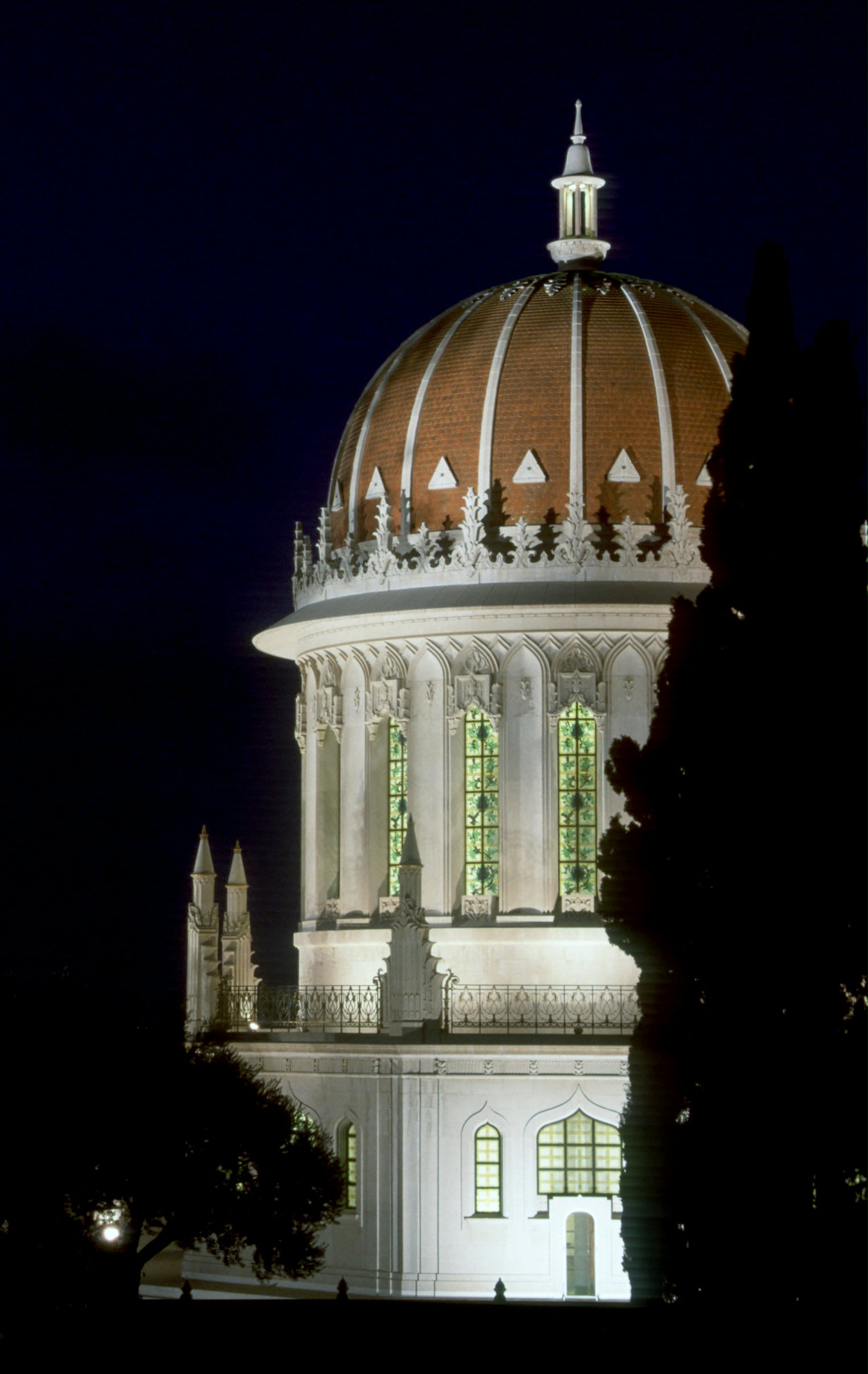 The lantern, dome, drum and octagon of the Shrine of the Bab. (Photo by Edit Kalman.)