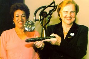 Zilda Arns (right) after accepting an award from Baha'i representative, Solange Aurora.