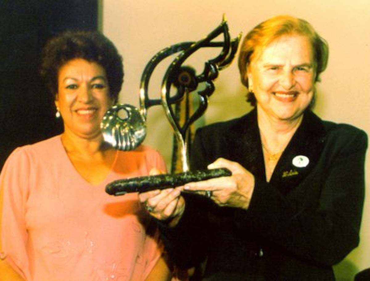 Zilda Arns (right) after accepting an award from Baha'i representative, Solange Aurora.
