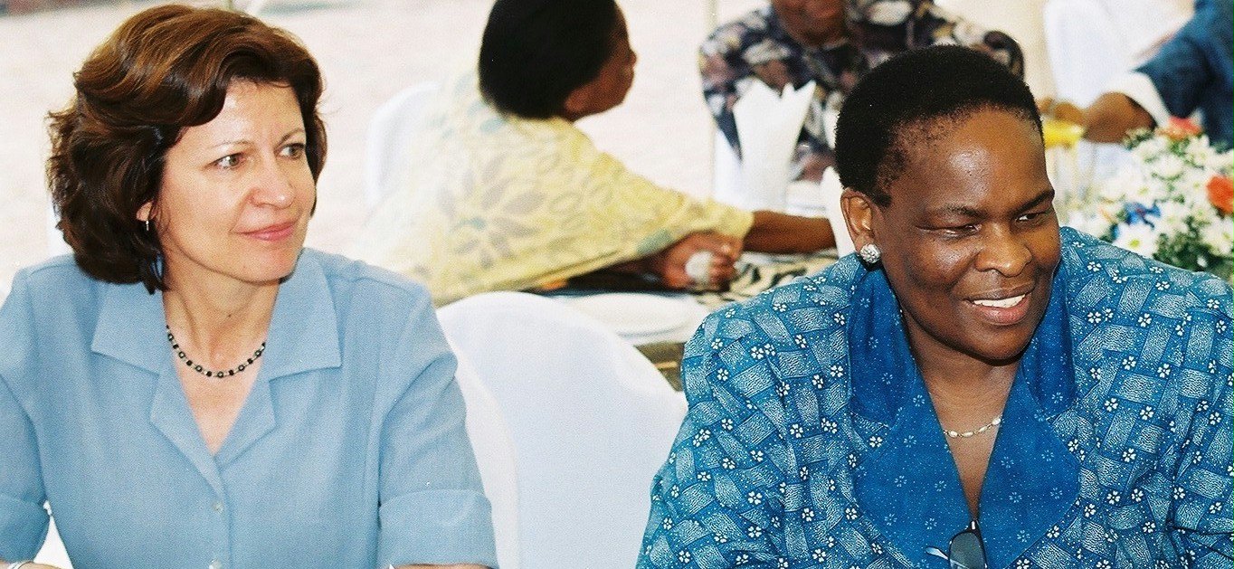 Guest of honor, the Queen Mother of the Bafokeng tribe, Dr. Semane B. Molotegi (right, and Beth Allen, a member of the Continental Board of Counsellors.