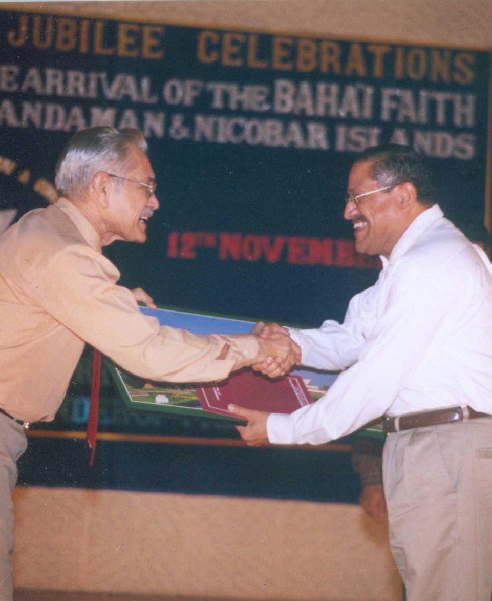 Jamshed Fozdar (left) presenting a memento to the Chief of Staff of the Andaman and Nicobar Command, Rear Admiral Rakesh Kala.