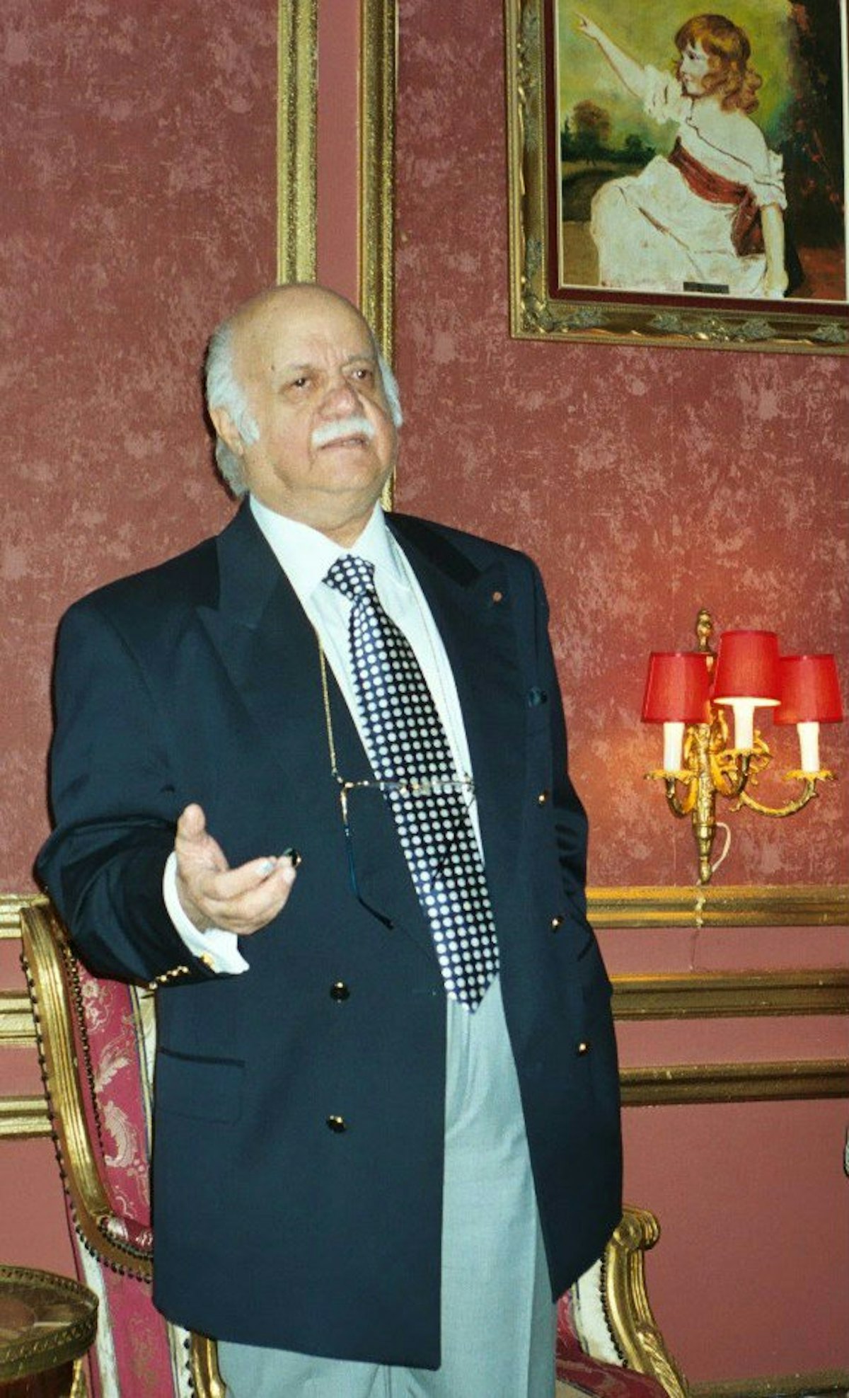 Prof. Bushrui delivering a lecture in association with an exhibition by the Baha'i International Community, at the European Parliament in Brussels, June 2003.