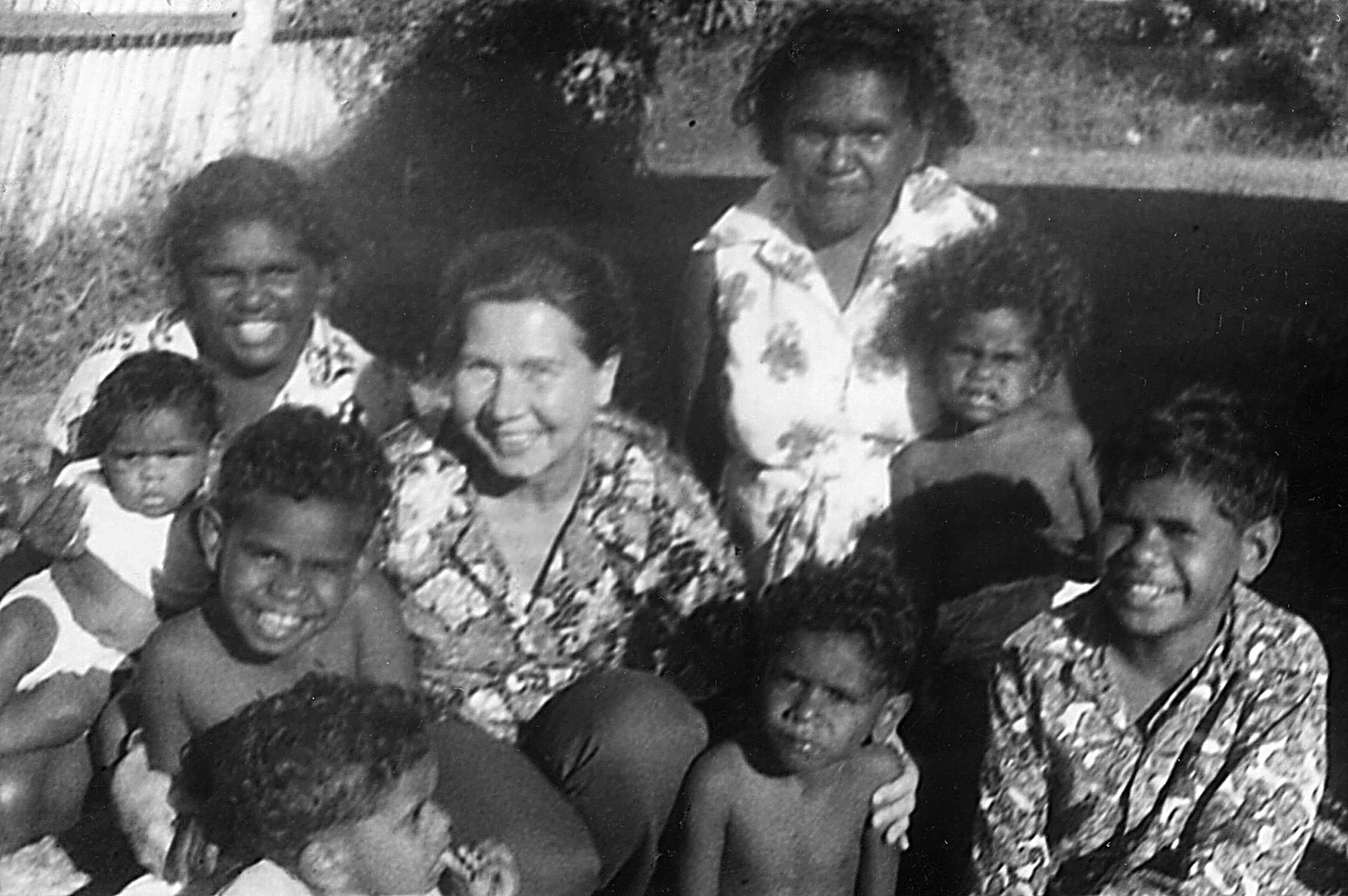 Violet Hoehnke with children in Papua New Guinea, 1954.