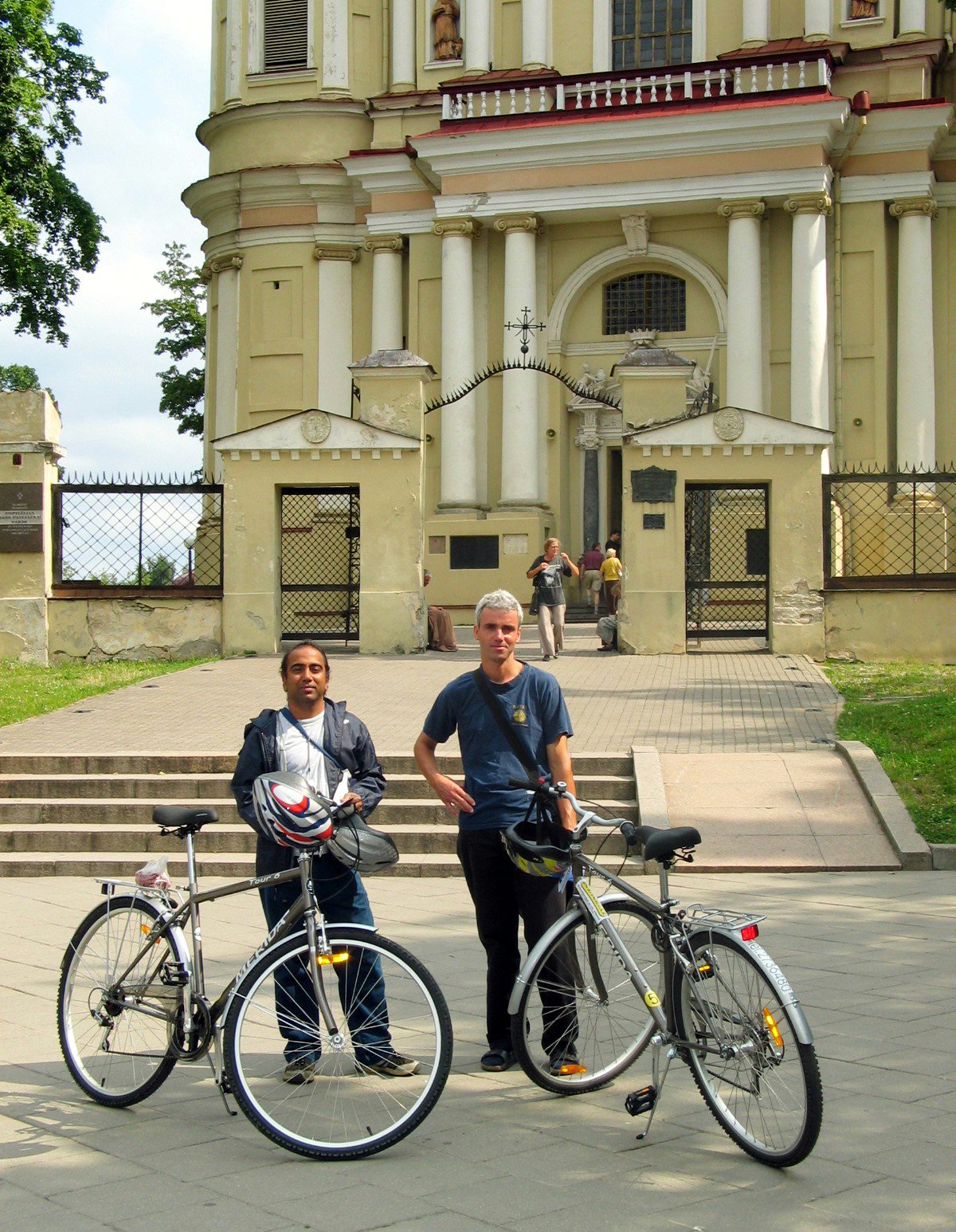 Cast members (left to right) Sapu Kobbewela, Sri Lanka, and Manfred Bold, Germany, helped deliver invitations to Inspirit activities.