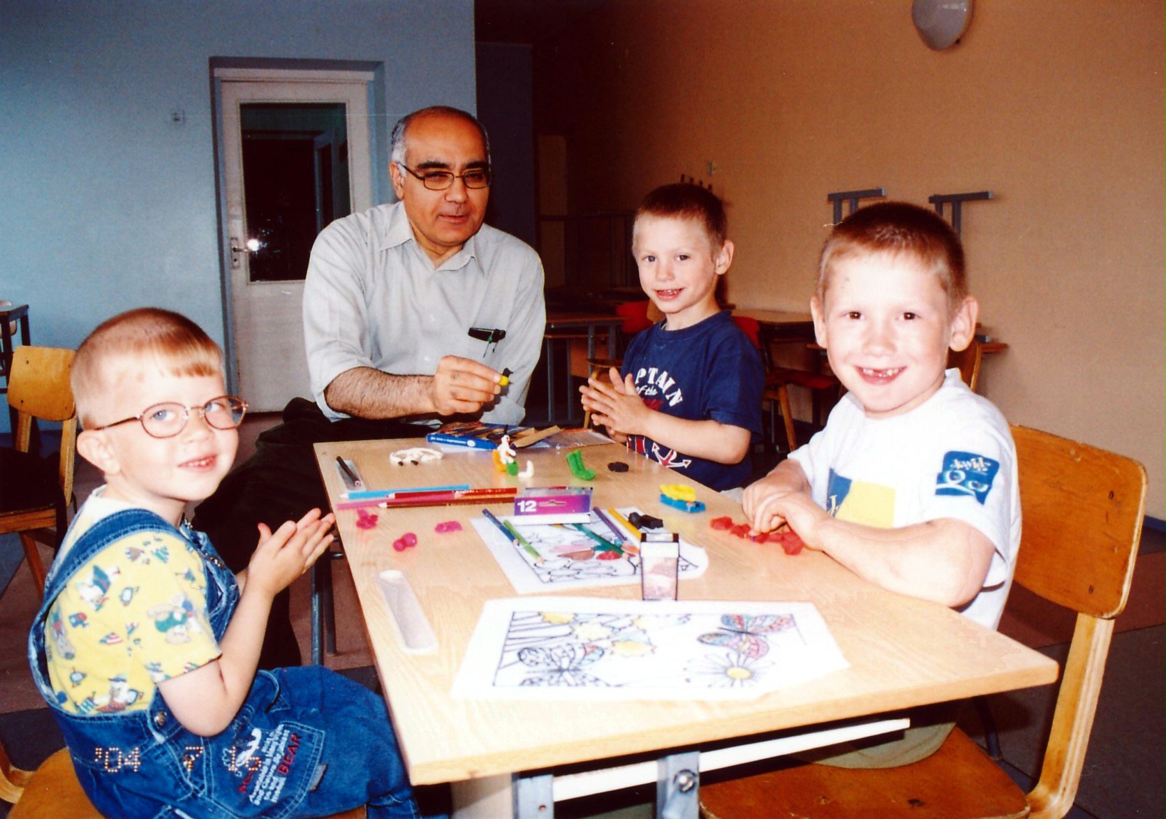 Foad Vojdani teaches a children's class at the Baha'i summer school held in Viljandi, Estonia, July 2004. Photo courtesy of Valguskiir, the newsletter of the Baha'i community of Estonia.