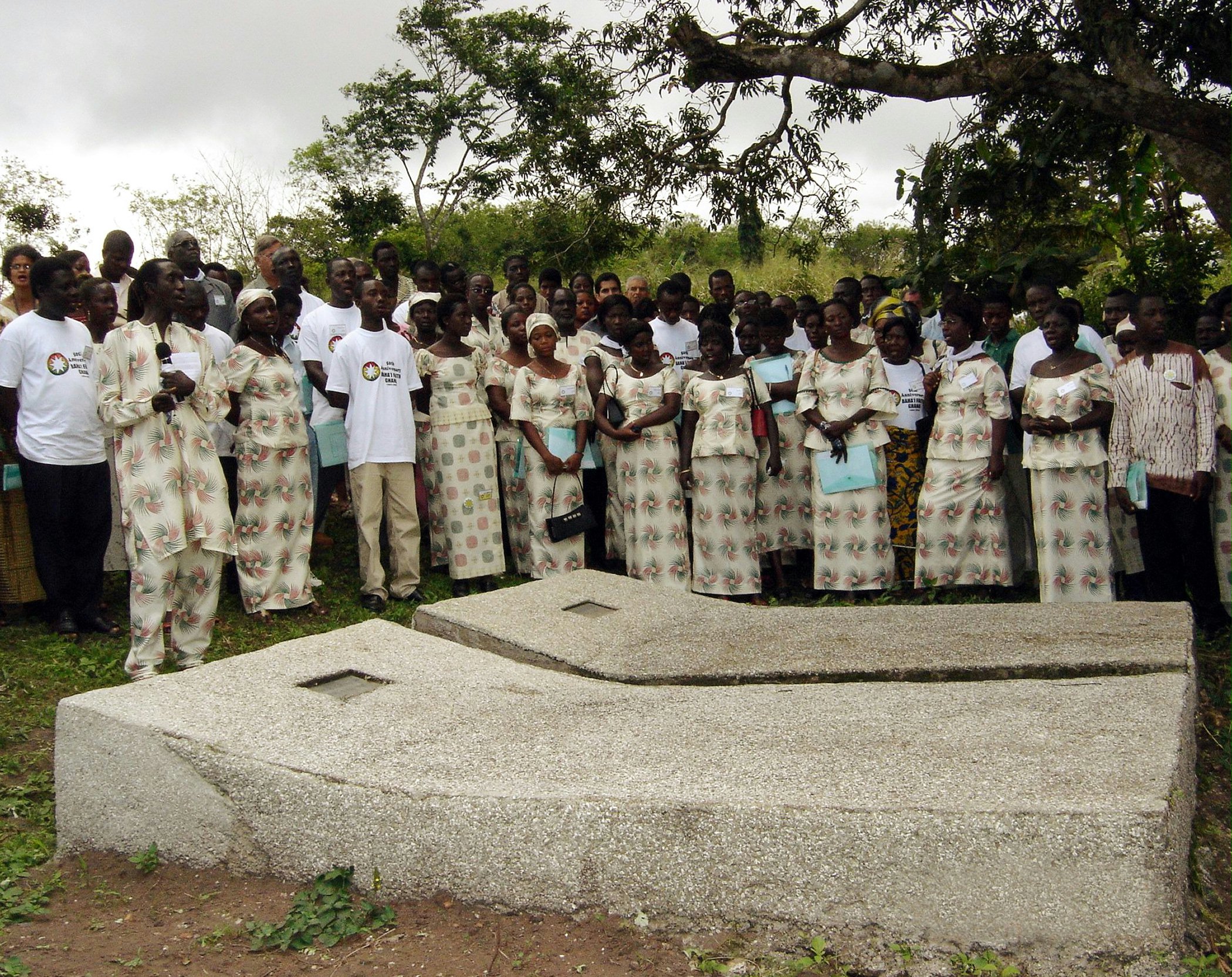Jubilee participants saying prayers at the gravesites of Joseph Musah and Beattie Casely-Hayford, two of the early Baha'is of Ghana. Photo by Sebastien Amodeo.