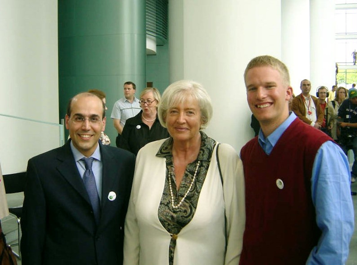 The German Minister for Family and Youth, Renate Schmidt, with People's Theater representatives Erfan Enayati (left) and Curtis Volk (right) at the award ceremony.