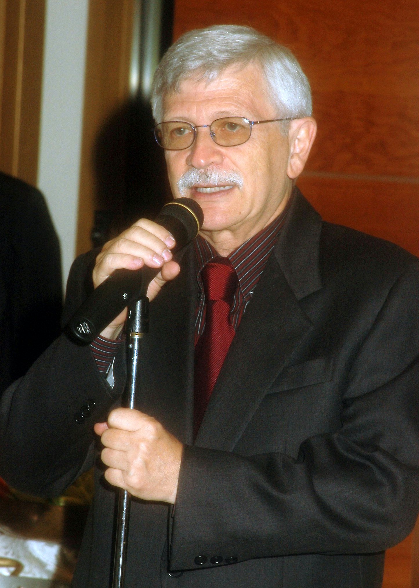 Dr. Julio Savi.
