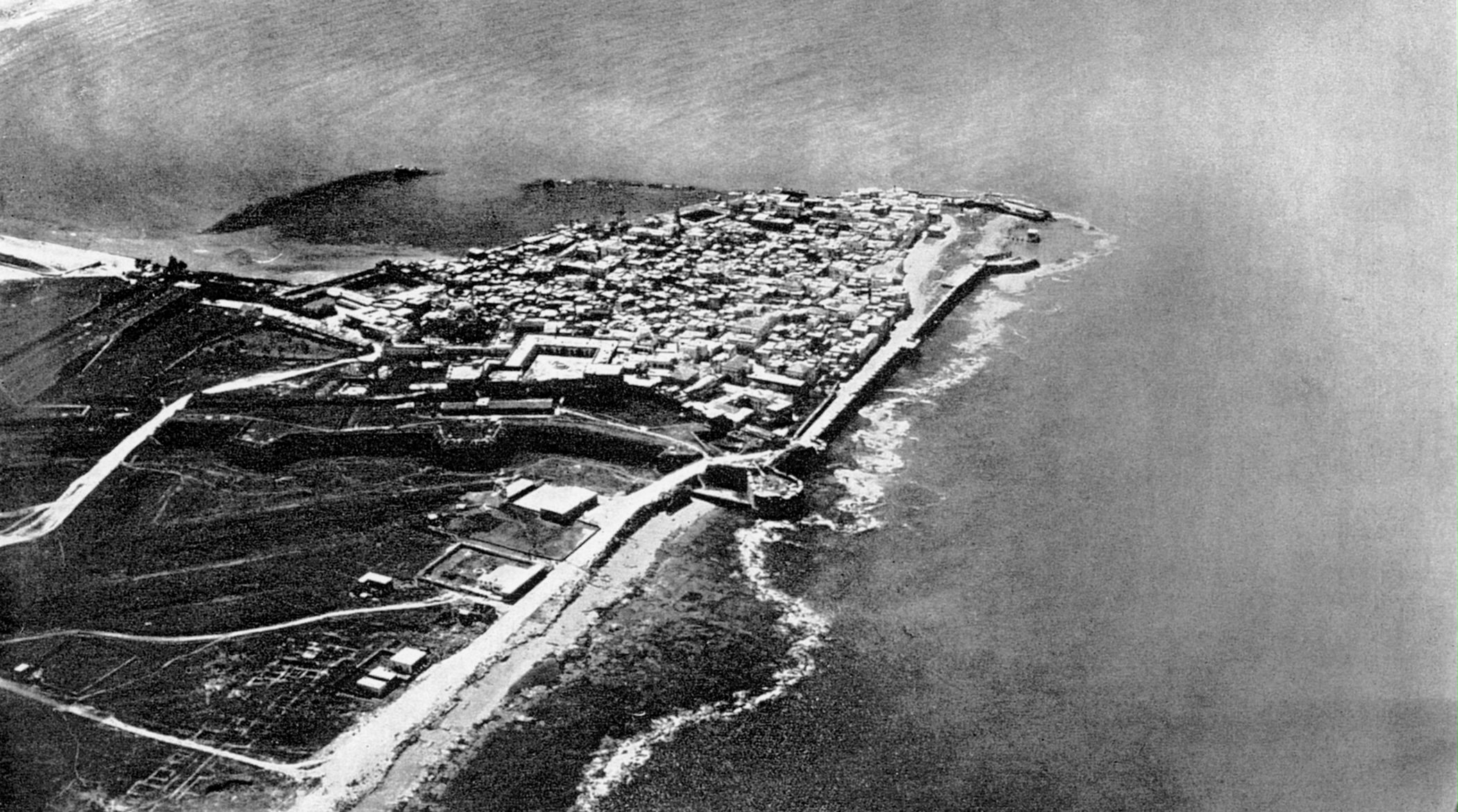 Acre, 1917. The site of the citadel is the big compound at the center, bottom section of the city. (Photo from the German Aerial Photographic Archives, Munich.)