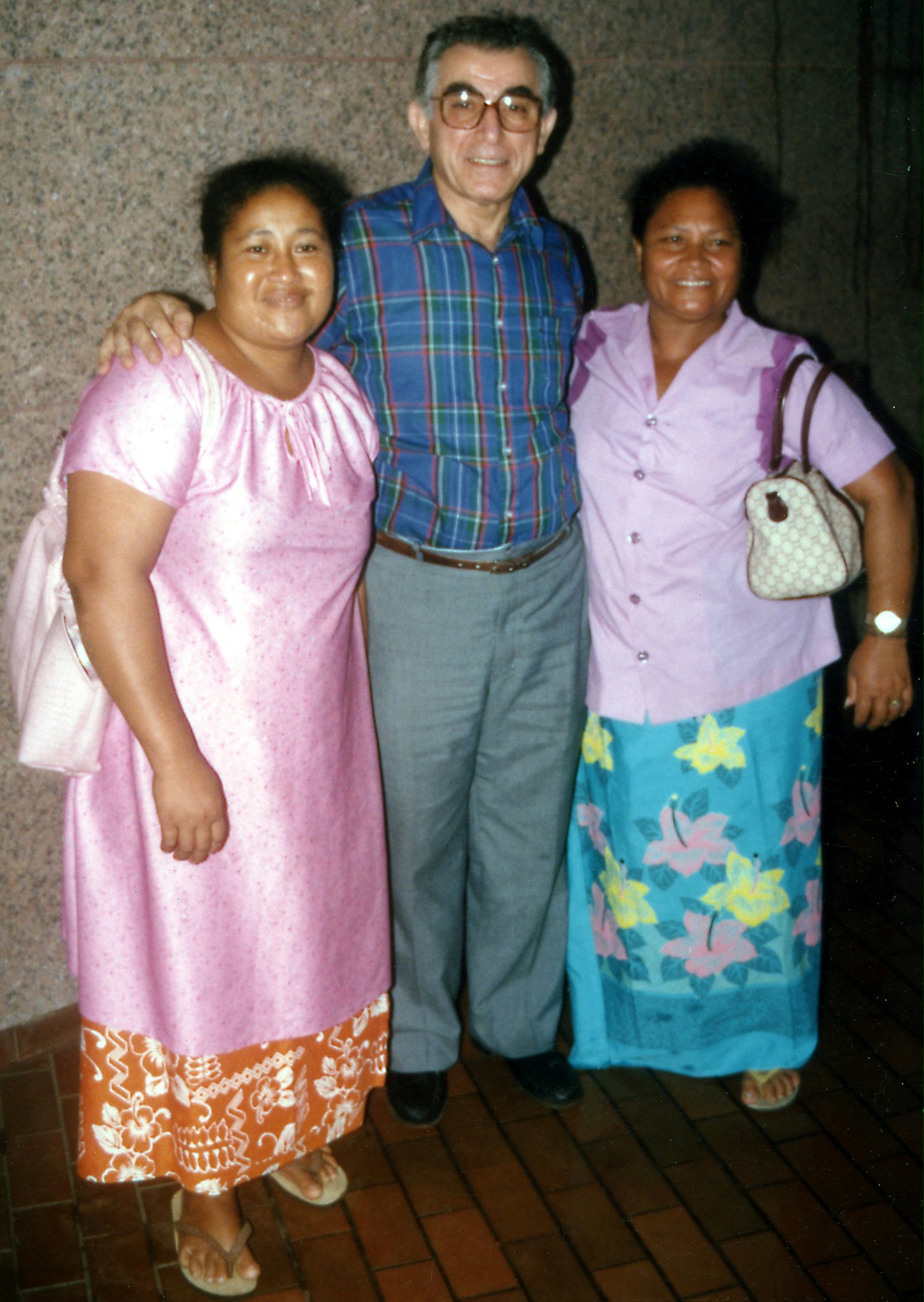 A member of the Continental Board of Counsellors, Suhayl Ala'i, with Baha'is from Sasina, Savai'i at the National Convention of the Baha'i of Samoa, April 1989.
