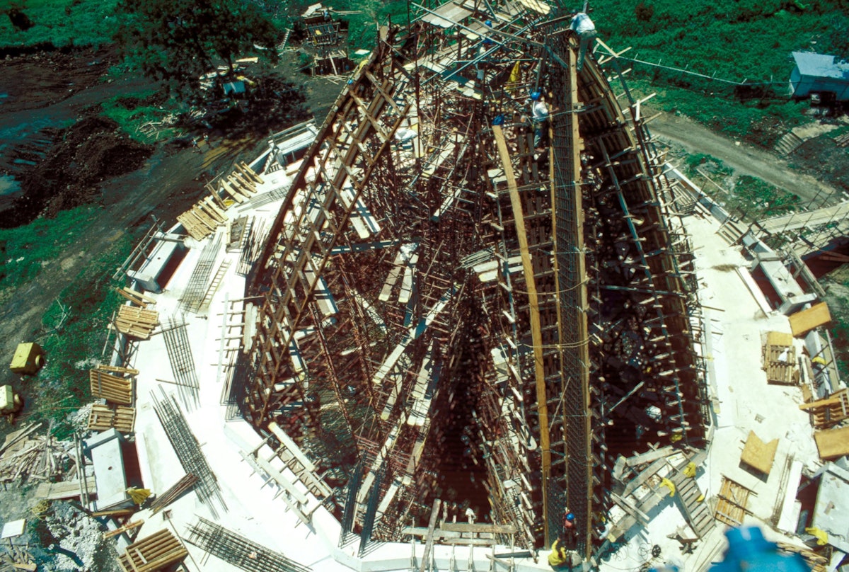 An aerial view of construction workers near the top of the dome, whose apex is 28 meters from the ground. (Circa 1982).