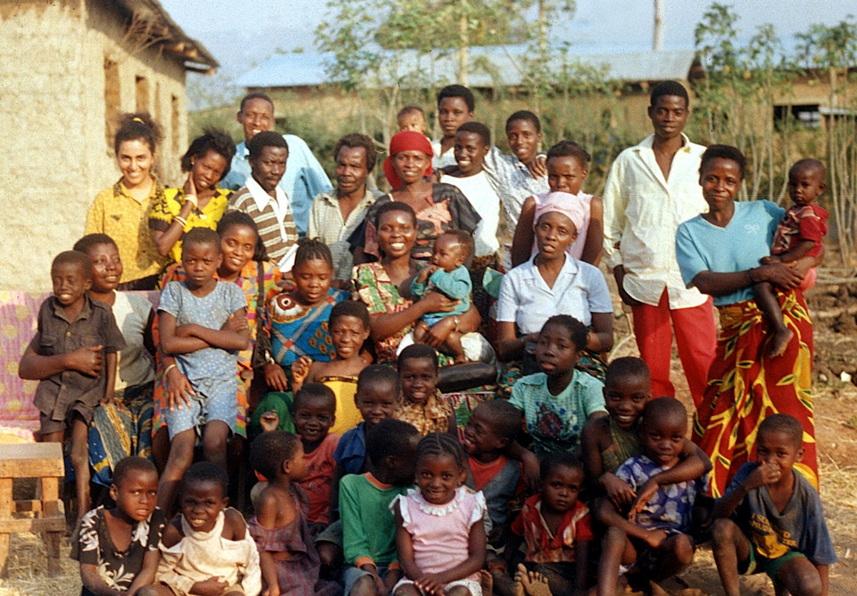 Members of the National Women's Committee of the Baha'i community of Burundi visiting Baha'is in Kinama, Bujumbura, 1992.