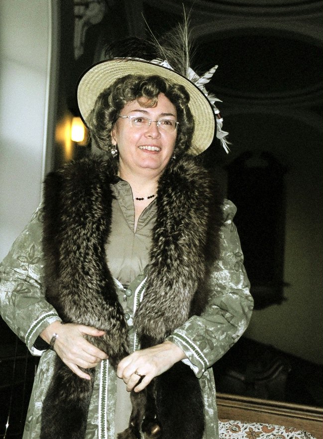 Jane Whyte, at whose home Abdu'l-Baha stayed in Edinburgh, was portrayed in a dramatic presentation by Scottish Baha'i Carrie Varjavandi.