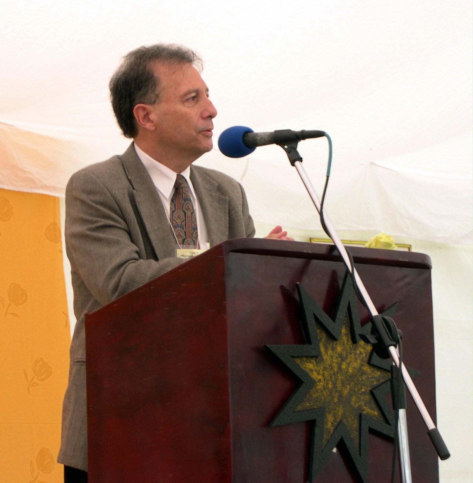 A member of the Continental Board of Counsellors, Eloy Anello of Bolivia, spoke on the topic "The Life of Dr. Muhajir" at the "Growth and Victories" conference in Ecuador.