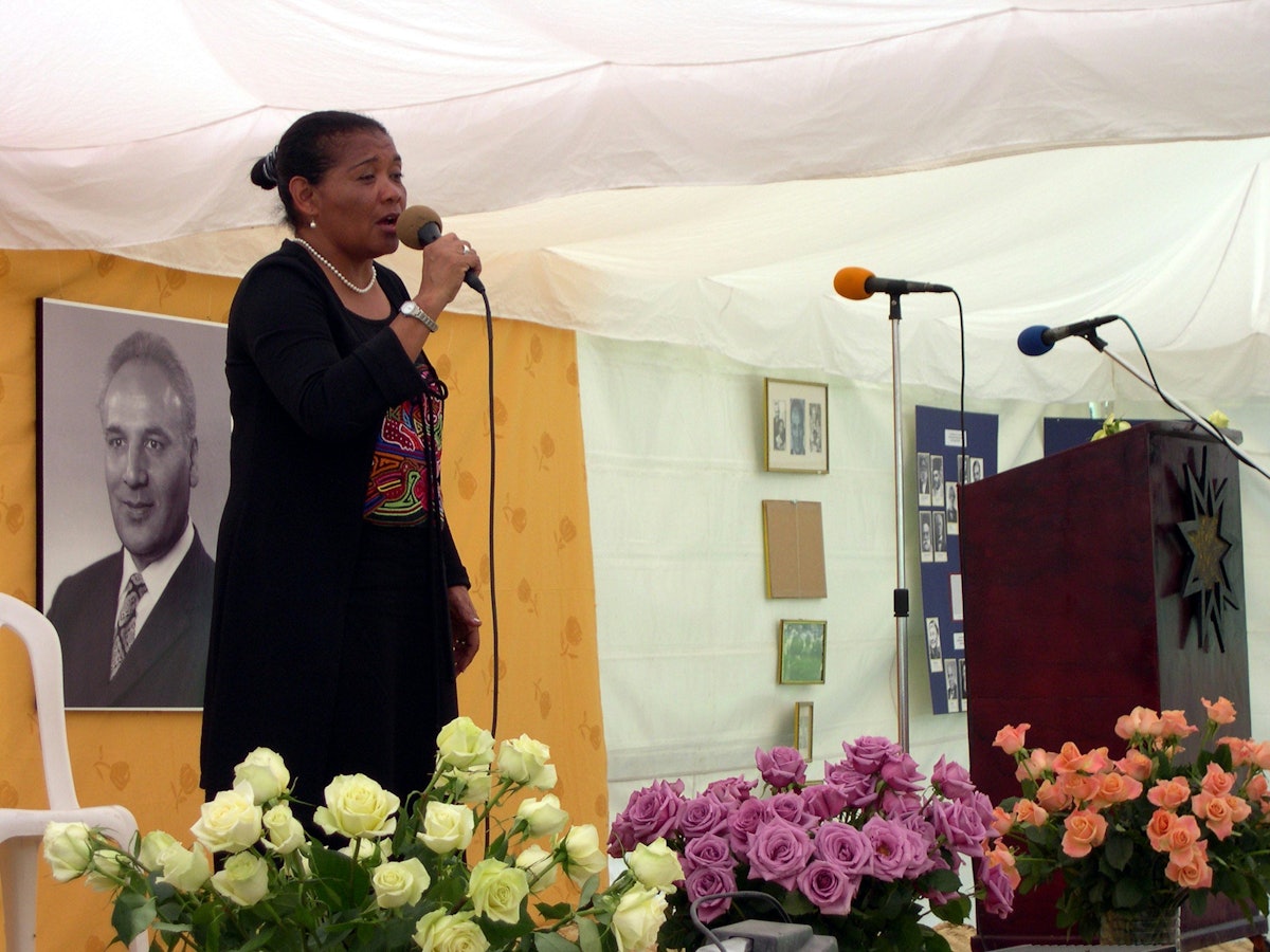 Roses adorned the stage as Leonor Dely performed at the "Growth and Victories" conference in Ecuador.