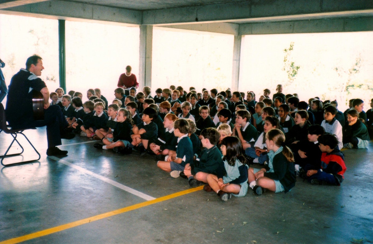 New Zealand musician Grant Hindin-Miller, a Baha'i, giving a concert for Baha'i Education in State Schools (BESS) students in the Rainworth State School in Brisbane, Queensland, Australia.