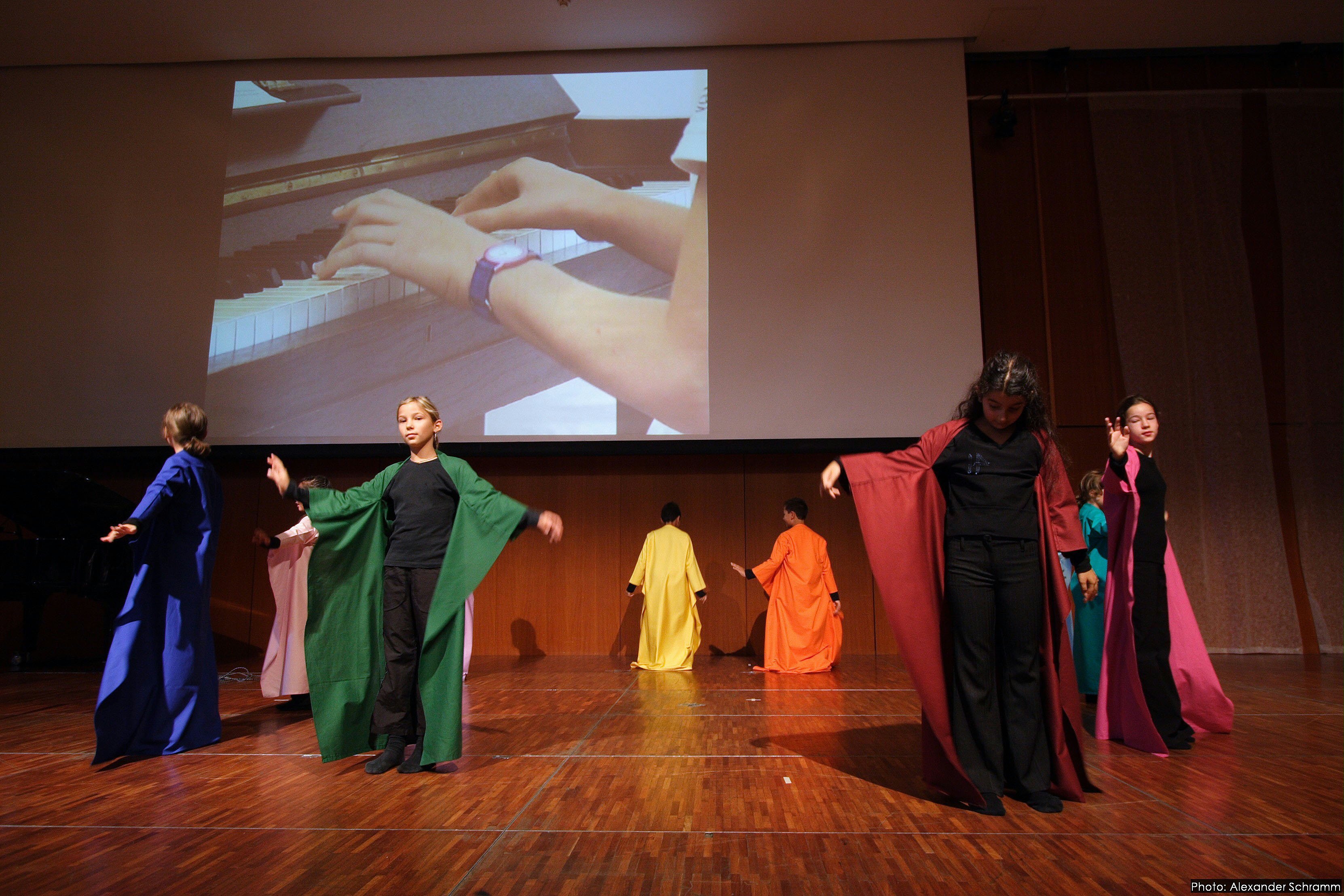 Among the performances at the jubilee was a dance routine performed by the local Baha'i children's class from the "Anna Koestlin Schule."