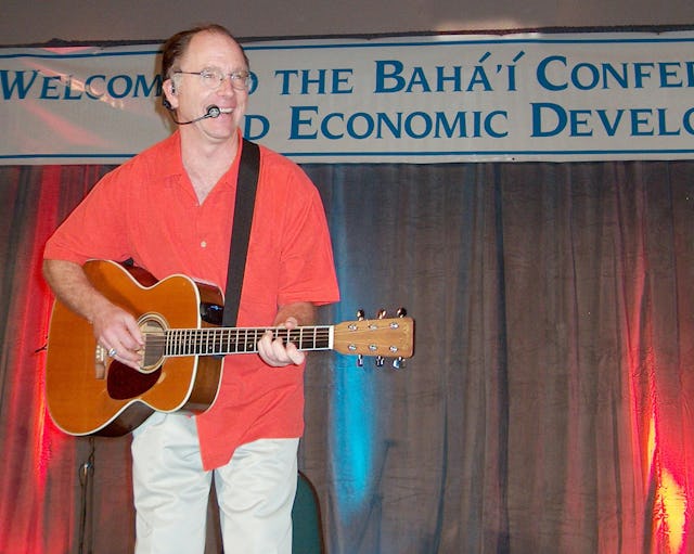 Singer songwriter Red Grammer was among the entertainers who performed at the 13th annual Baha'i Conference on Social and Economic Development for the Americas, held 15-18 December 2005 in Orlando, Florida.